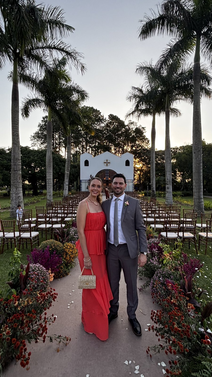 Isabella e Pedro em um casamento